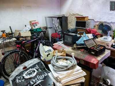 Qui l�uomo conserva infatti biciclette, carrelli, vecchie tv, radio, ventilatori e fornetti